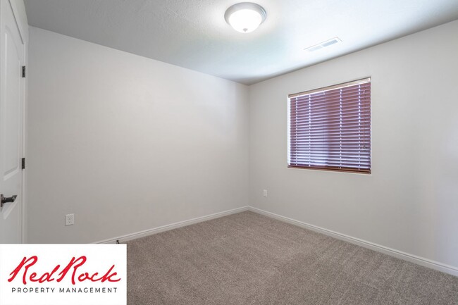 Building Photo - Lovely townhome with Community Pool!
