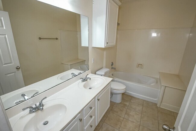 Building Photo - 10600 Lakes Blvd