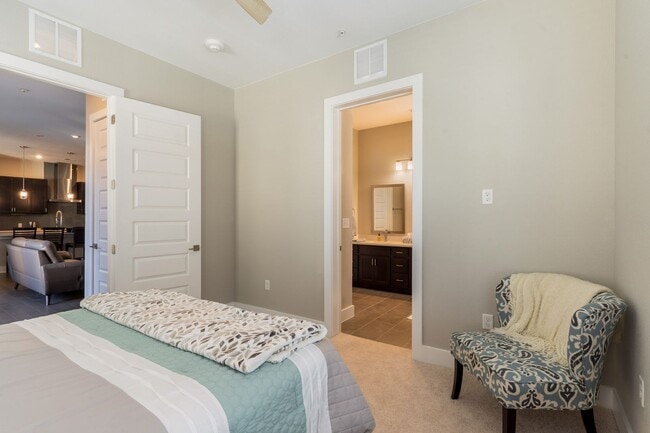 Building Photo - The Grove 2/2 Furnished