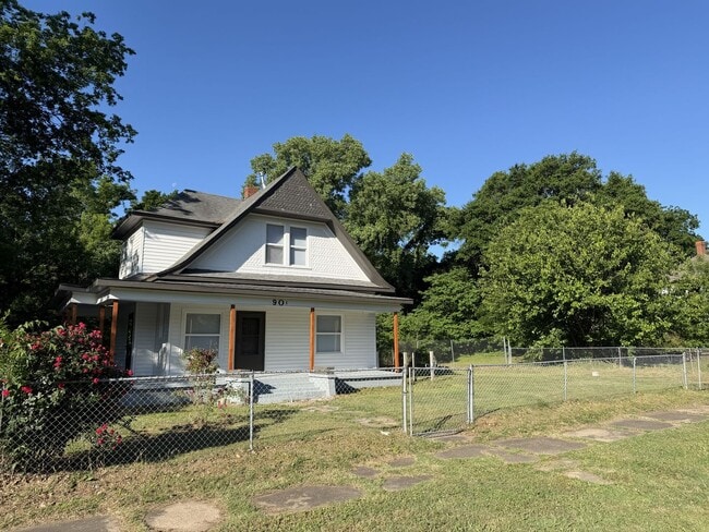 Building Photo - For Rent in Muskogee!