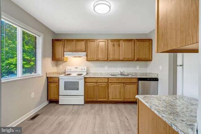 Building Photo - 7065 Leewood Forest Dr