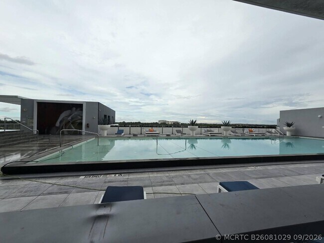 Building Photo - 2000 Metropica Wy