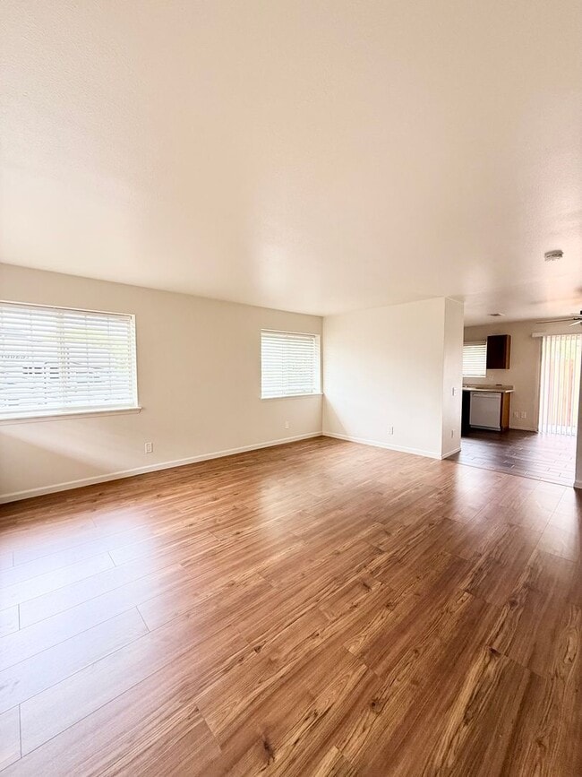 Building Photo - Lovely 3 Bedroom 2 Bathroom Available Now!