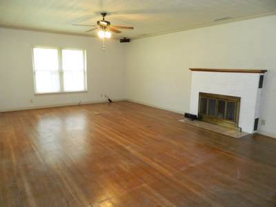 Building Photo - 4 bedroom, 2 bathroom home one block from ...