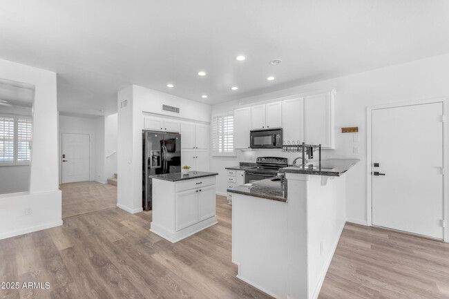 Building Photo - 2318 E Sunland Ave