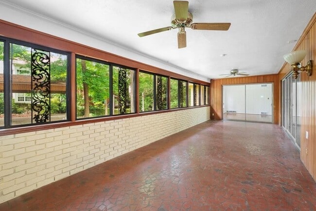 Building Photo - 757 Old Ivy Rd NE