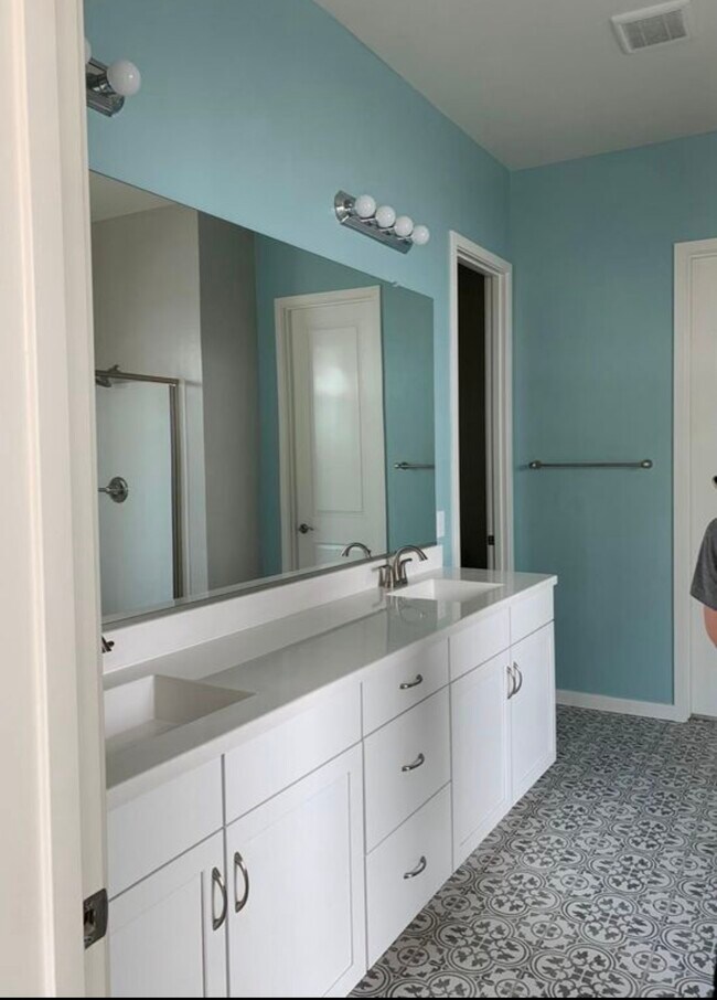 Master bathroom - 1131 E Monte Way