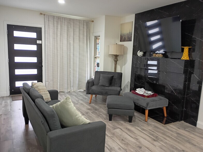 Building Photo - Room in House on W Brooklyn Ave