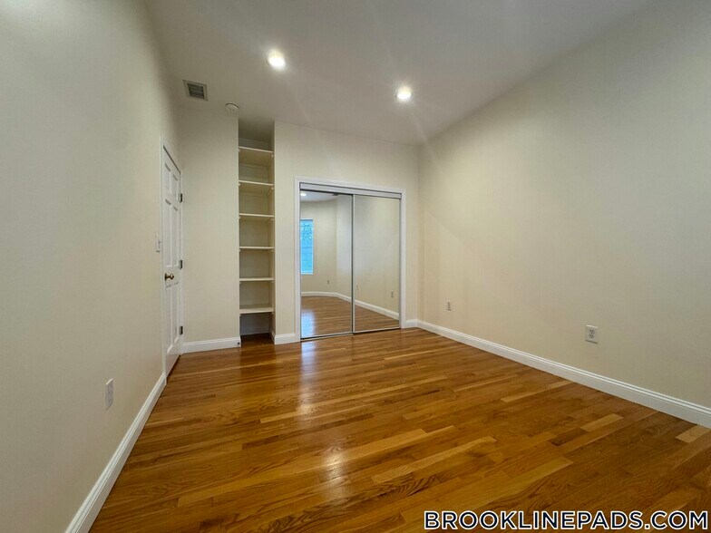 Building Photo - 1801 Beacon St