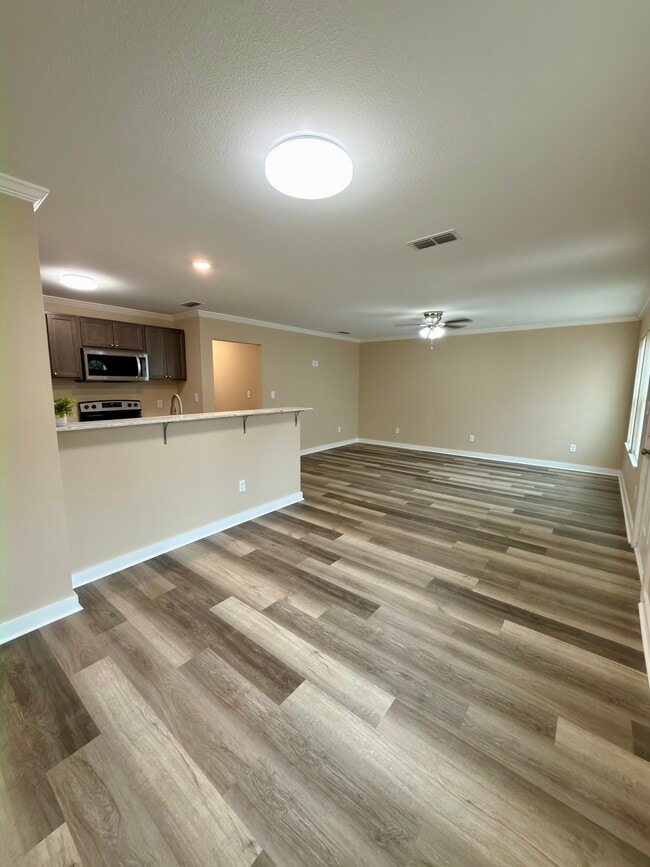 Building Photo - 2013 E Devine St