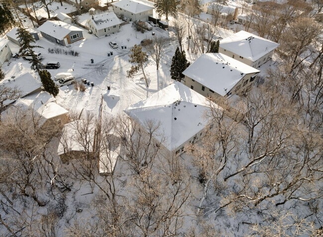 Building Photo - Nicely remodeled side by side duplex 3-Bed Home with Gleaming Hardwood Floors & New carpet in Hop...