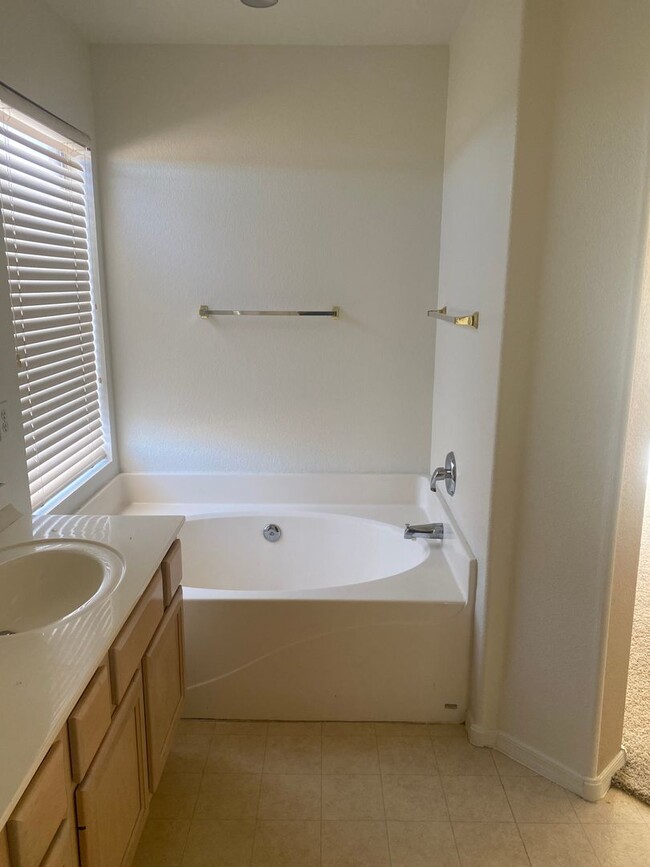 Building Photo - 3 bed / 3 bath w/Pool on Large Lot in Glen...