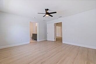 Building Photo - 934 41st Ave NE