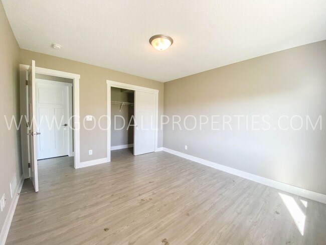 Building Photo - Must See this 4 Bedroom Walkout Ranch in Desoto