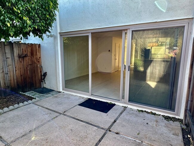Building Photo - Bright and Spacious 2-Bedroom Condo in Gol...
