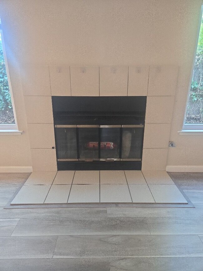 Building Photo - Charming Single Story 3 Bed 2 Bath House