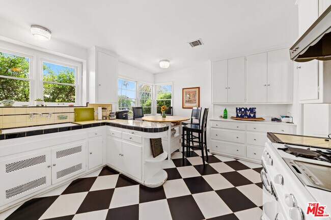 Building Photo - 475 21st St