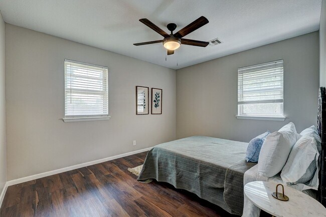 Building Photo - Turnkey Gem: Fully Furnished 5-Bedroom Home with Spacious Layout and Corner Lot!