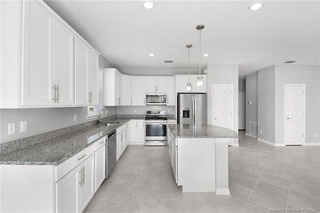 Building Photo - 10550 SW Captiva Dr