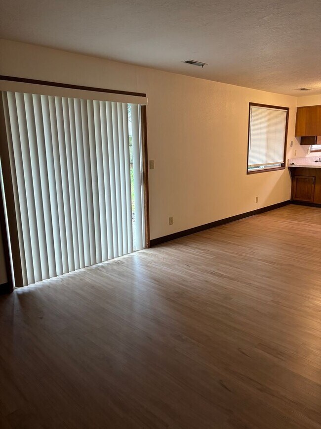 Building Photo - Charming 3-Bedroom 2 Bath Home in SE Salem