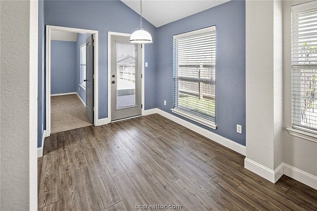 Building Photo - 916 Crested Point Dr