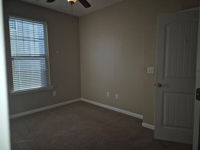 Building Photo - 284 River Oak St