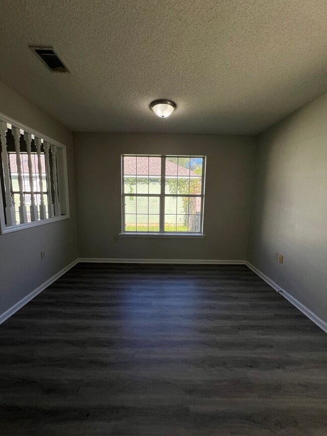 Building Photo - Beautiful 3 Bedroom 2 Bath Home