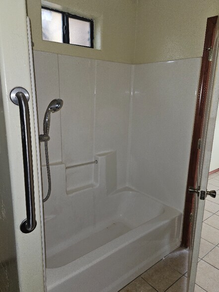 Building Photo - 2000 Circle Dr