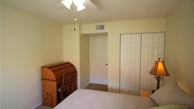 Building Photo - 273 Robin Hood Cir