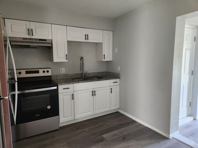 Building Photo - 2 bedroom 1.5 bath Waterfront Duplex