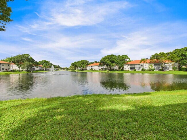 Building Photo - Furnished Seasonal or Annual Rental in Pipers Grove – 3BR Townhome with Lake View