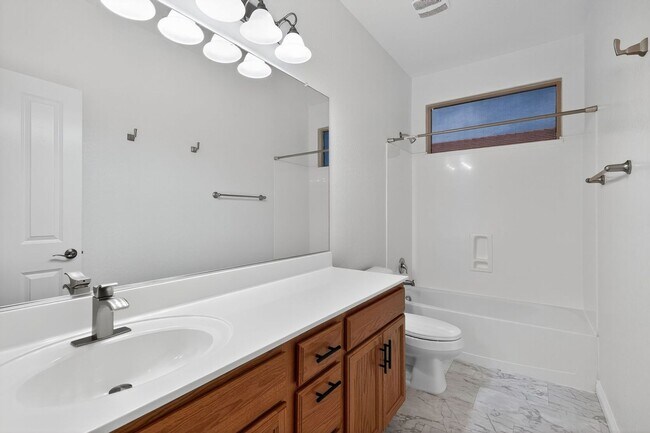 Building Photo - Spacious 4BR House in Goodyear