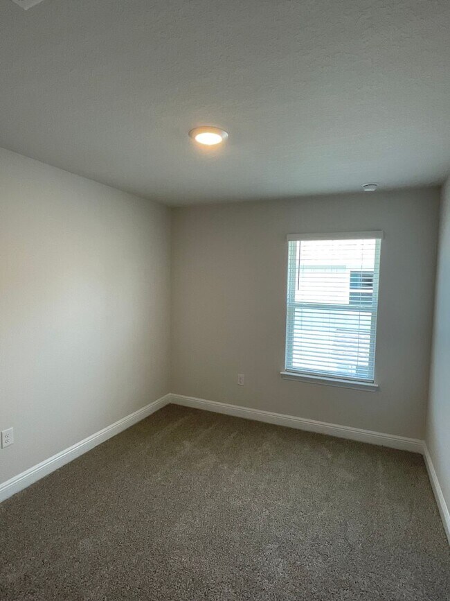 Building Photo - Spacious 3-Bedroom Townhouse
