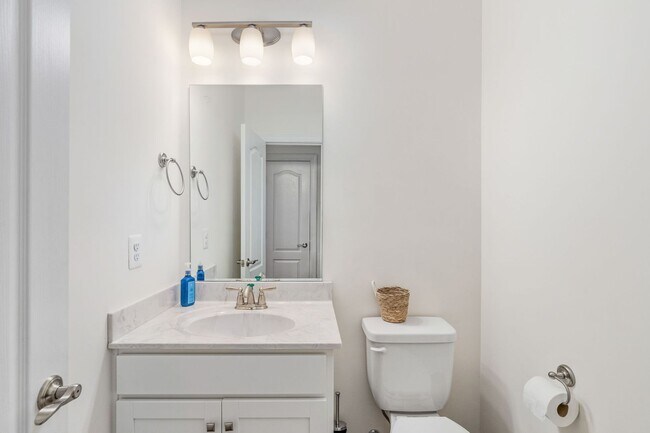 Building Photo - LIKE-NEW 3-LEVEL TOWNHOME IN FREDERICKSBURG