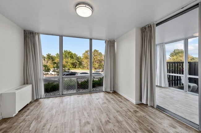 Building Photo - Beautifully renovated condo in the Cherry Creek Area!