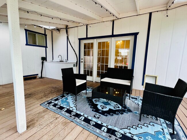 Building Photo - 3320 Panorama Dr