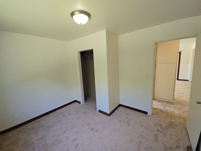 Building Photo - Pet-friendly cottage on a private road, cl...