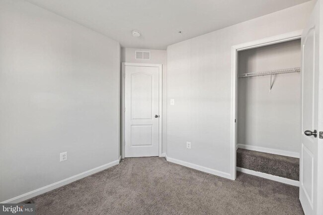 Building Photo - 64 Grant St