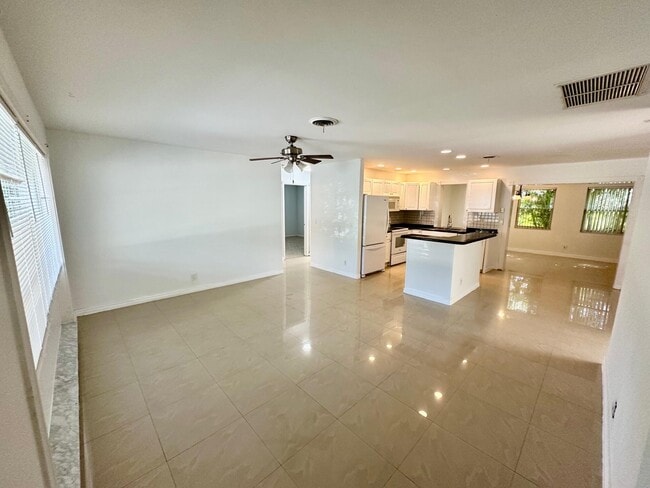 Building Photo - 308 SE 12th St