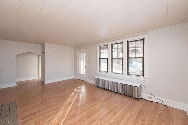 Building Photo - Beautifully updated Tudor style duplex. Upper unit. Large rooms. 2 balconies, private entry. Fenc...