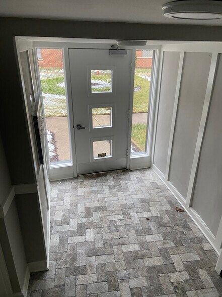 Building Photo - 551 N Sheridan Rd