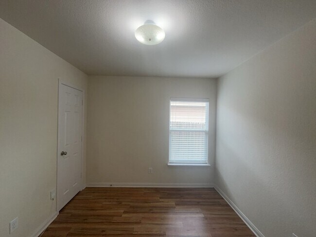 Building Photo - 10009 Iron Ridge Dr
