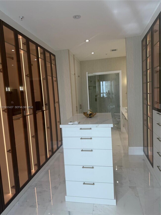 Building Photo - 848 Brickell Key Dr