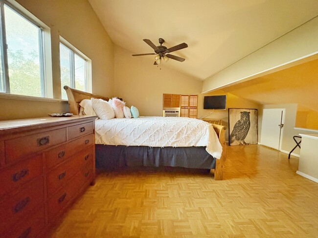 Building Photo - Fully Furnished 2/1