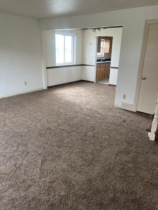Building Photo - 3bd Maple Townhome Cash Pay/SECTION 8