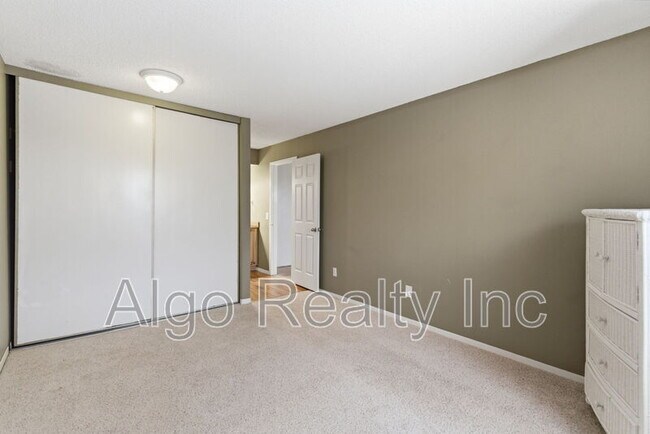 Building Photo - 1023 Smetana Rd