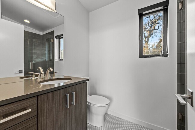 Building Photo - 203 S Marion St Pkwy