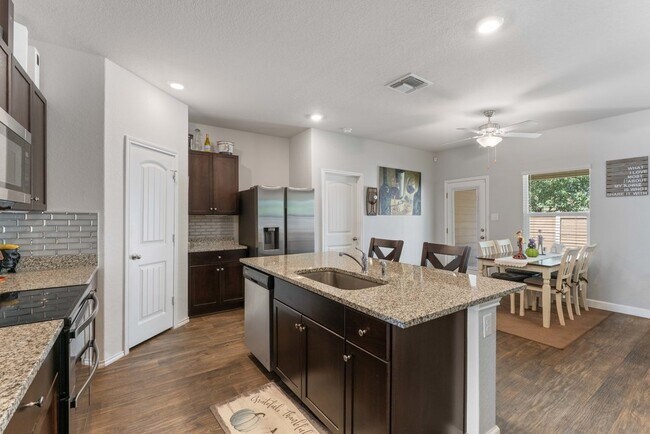 Building Photo - 829 Margay Lp