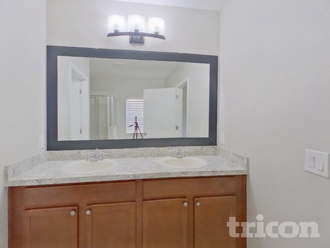 Building Photo - 4925 Rockvale Dr