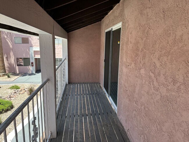 Building Photo - SE Desert Inn and Eastern!! Townhouse with 2 parking Spaces!! Recent Remodel!!